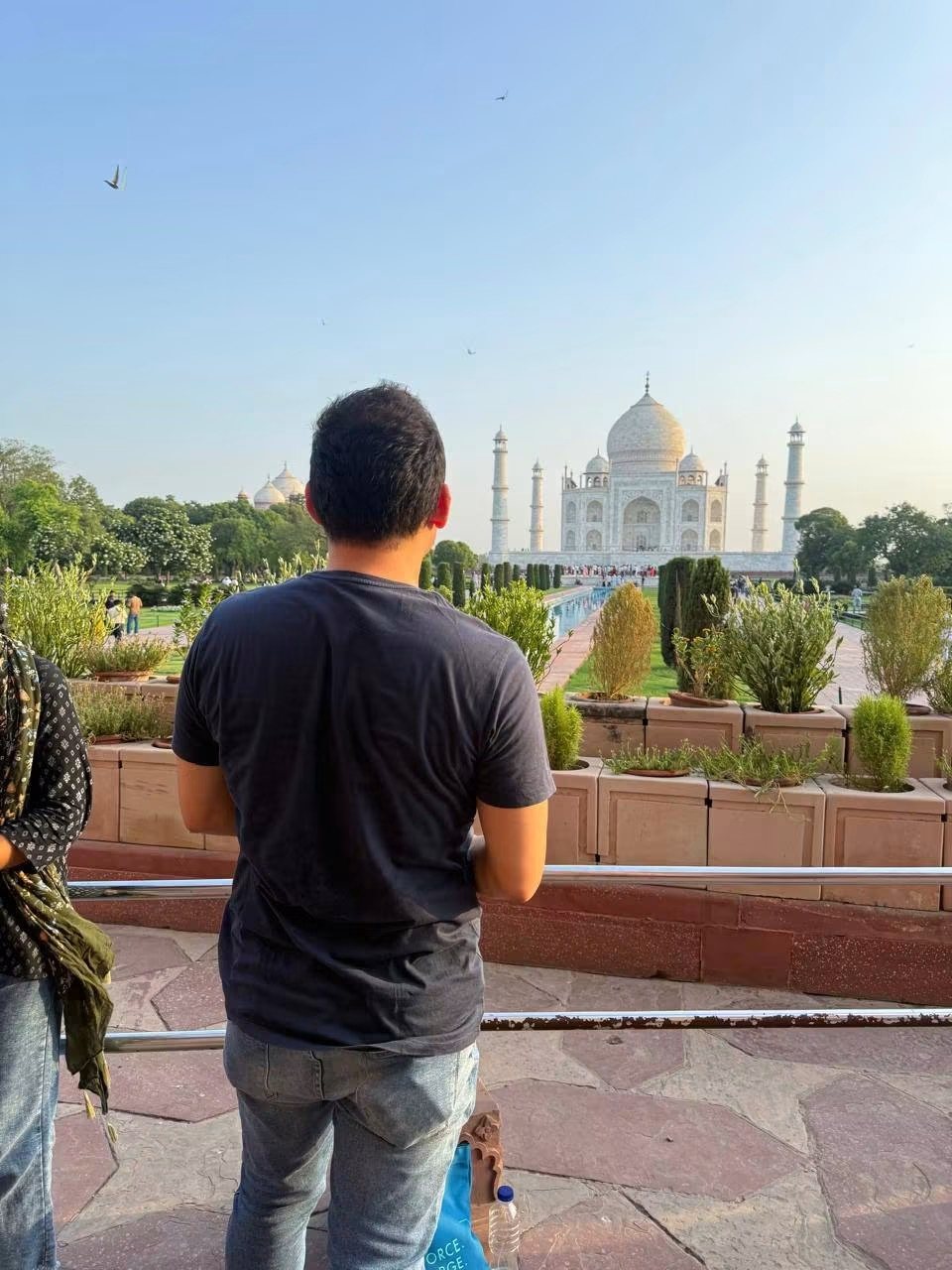 Visitante contemplando el Taj Mahal