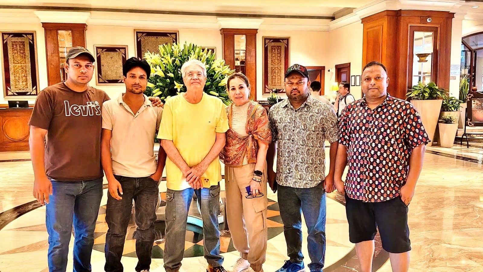 Viajeros y equipo local en el hotel