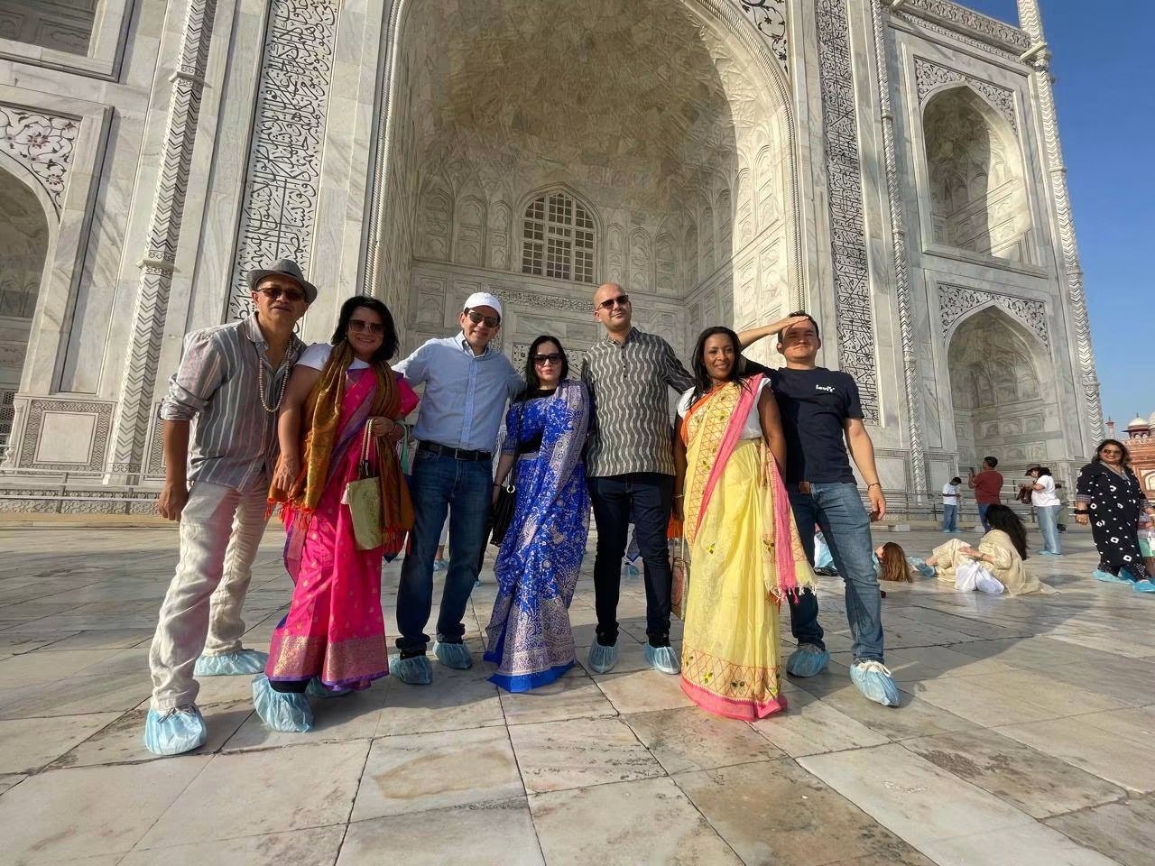 Viajeros frente a la entrada del Taj Mahal