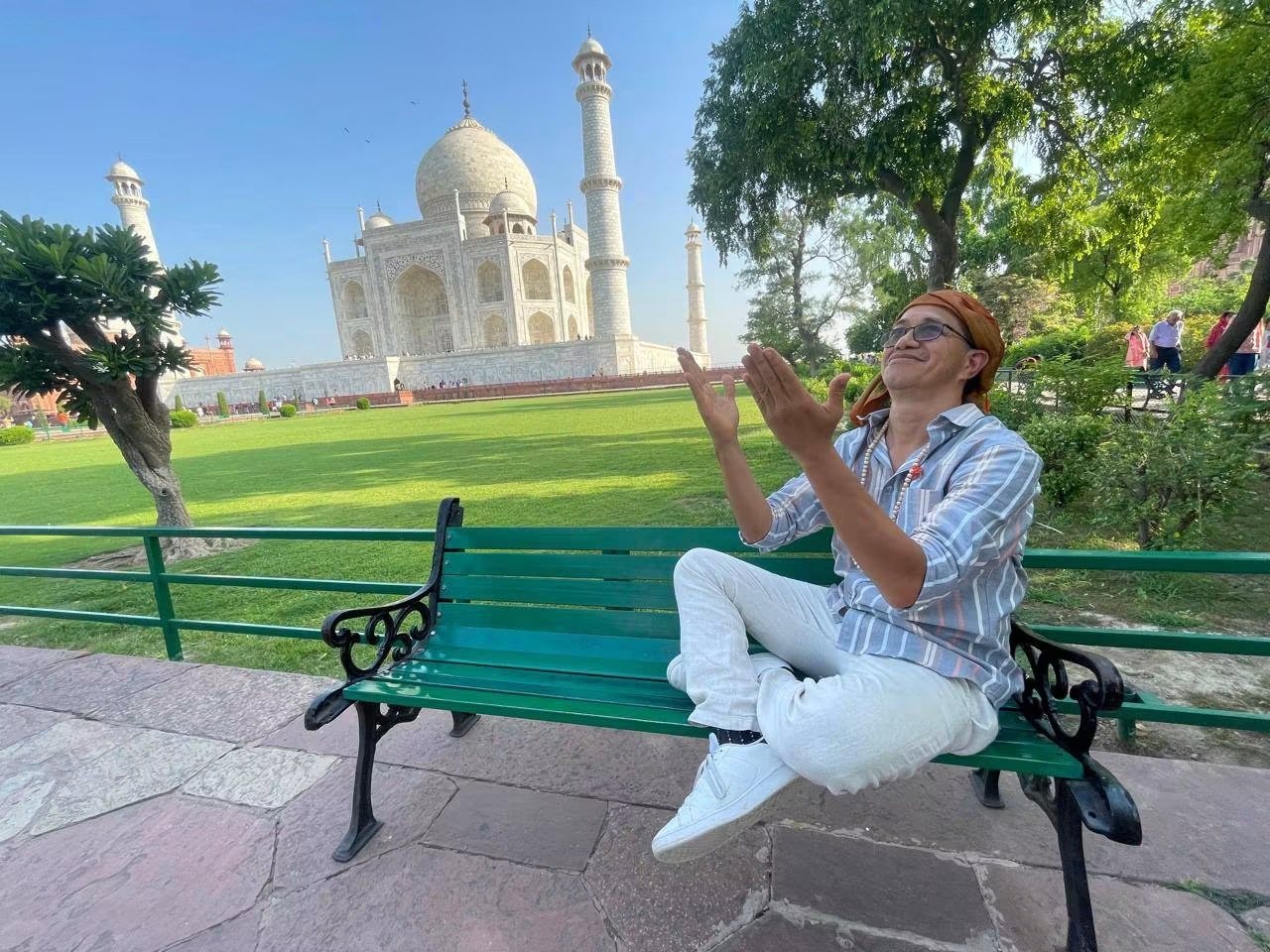 Viajero disfrutando los jardines del Taj Mahal